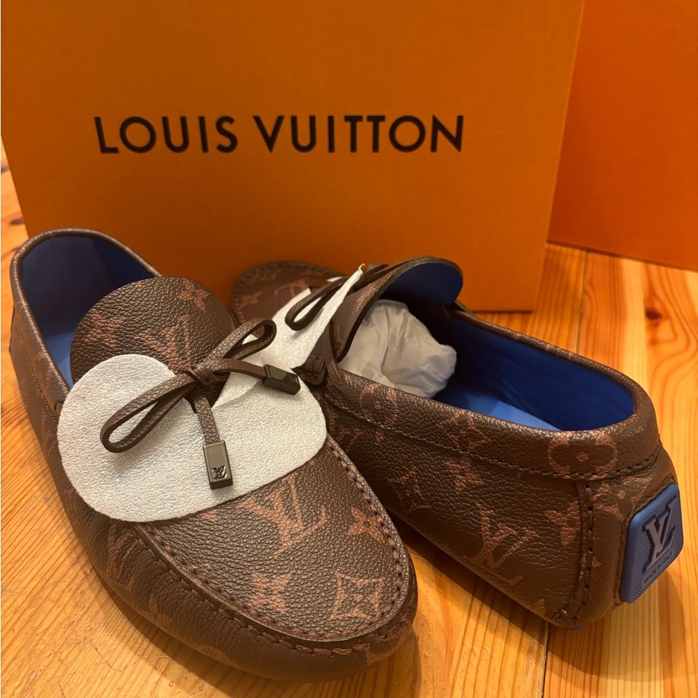 New in box men’s 5 (women’s 9) Louis Vuitton diver moccasin loafers.